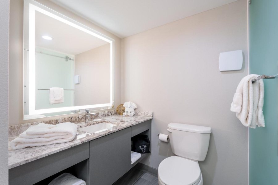 MCM Elegante Hotel Odessa — Bathroom