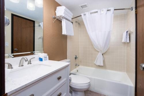 MCM Elegante Hotel Suites — Bathroom