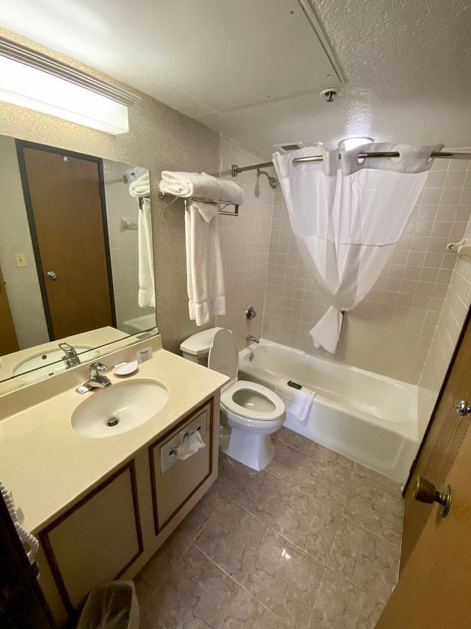 MCM Elegante Suites Abilene — Bathroom