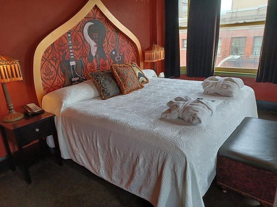 McMenamins Crystal Hotel — Guest room