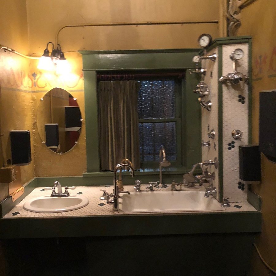 McMenamins Hotel Oregon — Bathroom