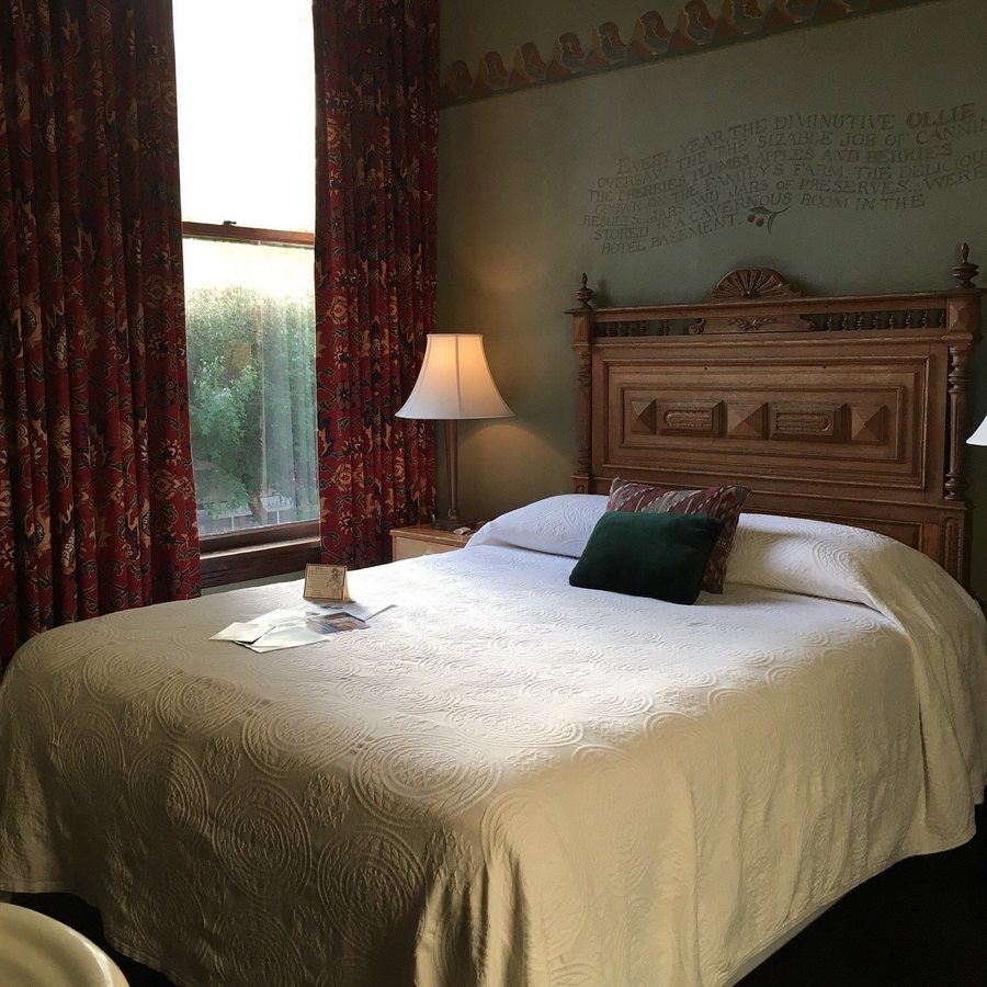 McMenamins Hotel Oregon — Guest room