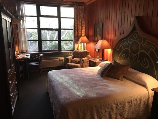 McMenamins Old St Francis School — Guest room