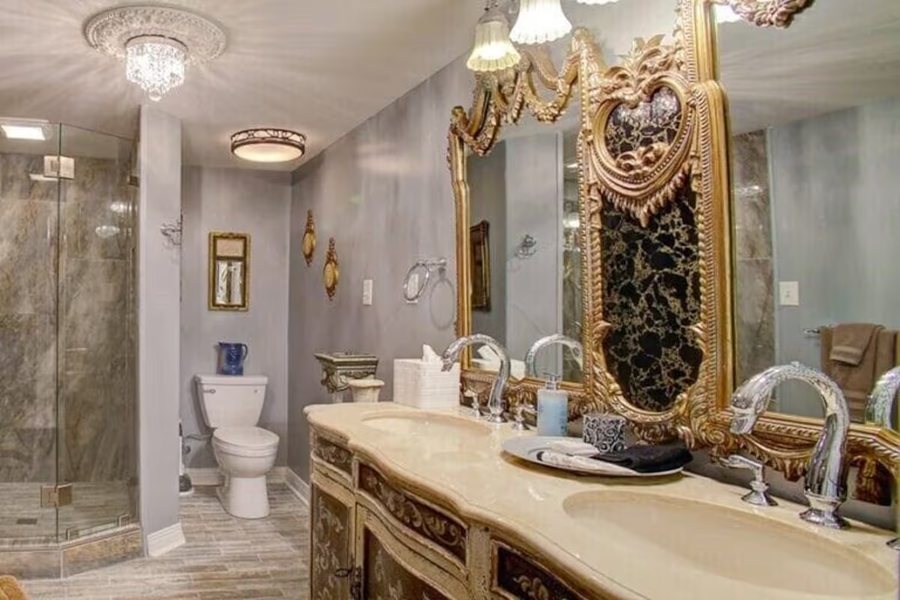 McMillan Inn — Bathroom