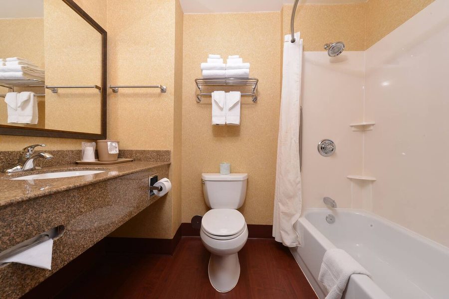 McMinnville Inn — Bathroom