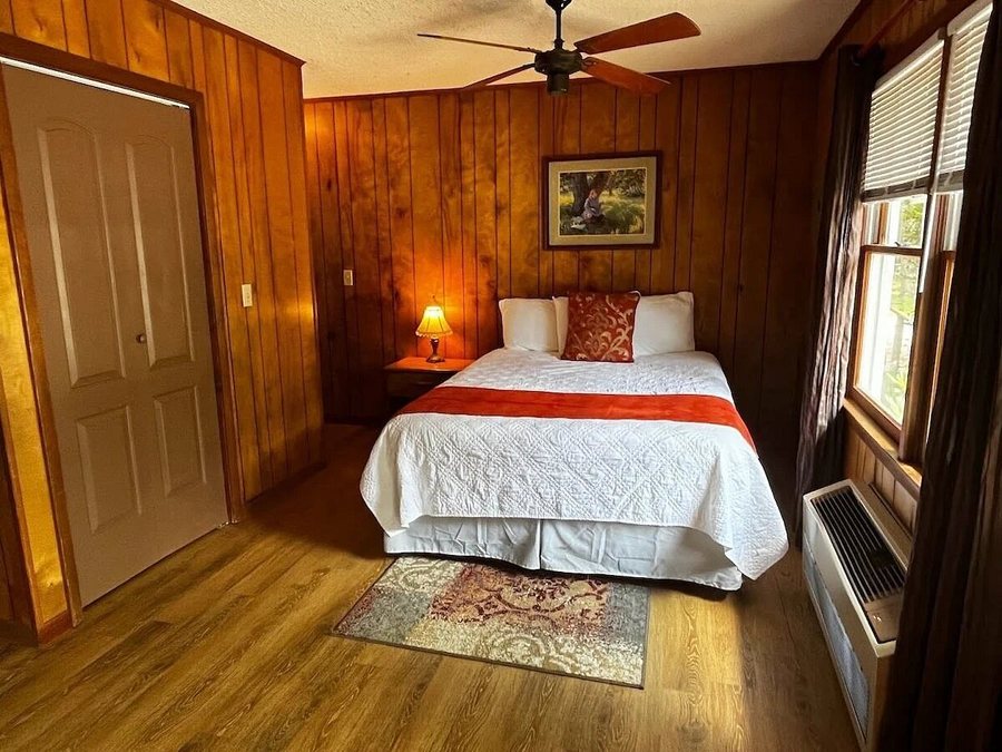 Meadowlark Motel With Restaurant Bar — Guest room