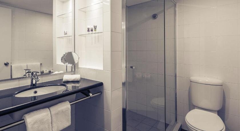 Mecure Brisbane King George Square — Bathroom