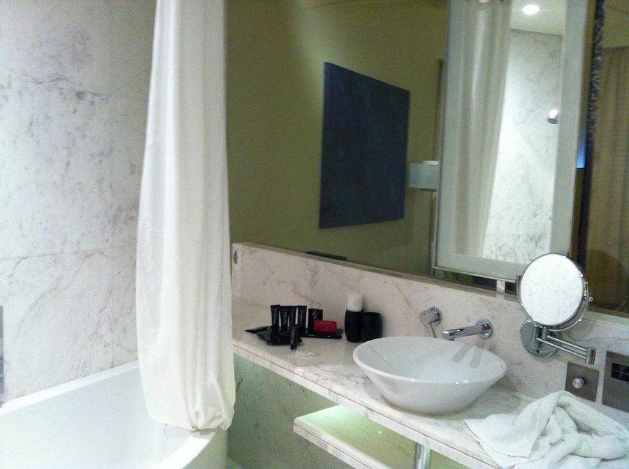 Media One Hotel Dubai — Bathroom