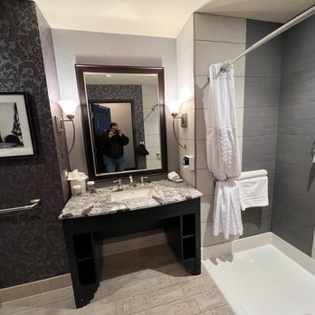 Medicine Bow Lodge — Bathroom