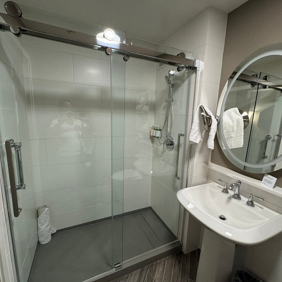 Mediterranean Inn Seattle Washington — Bathroom