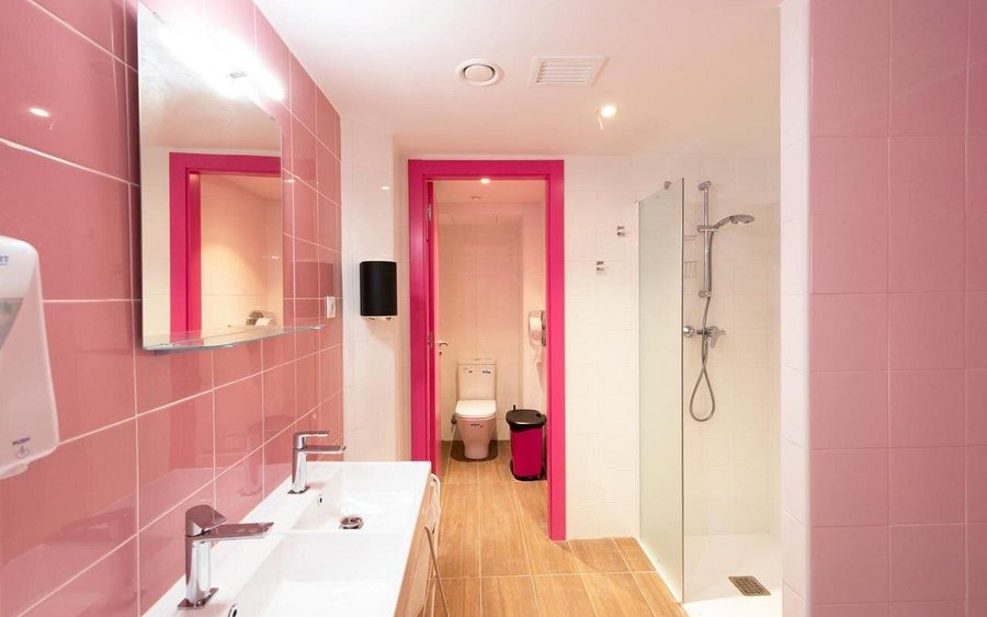 Mediterranean Youth Hostel Barcelona Catalonia — Bathroom