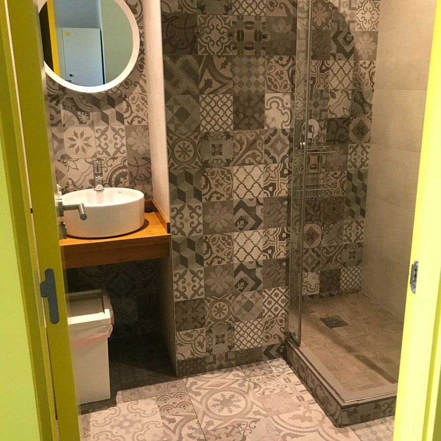 Meeting Point Hostels Barcelona Catalonia — Bathroom