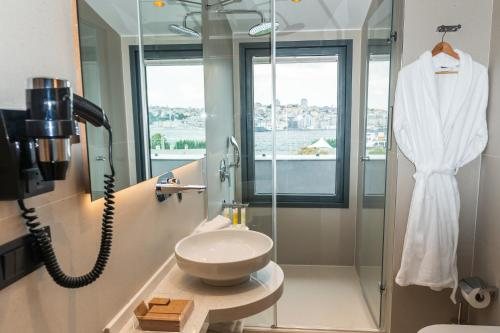 Meg Hotel Istanbul — Bathroom