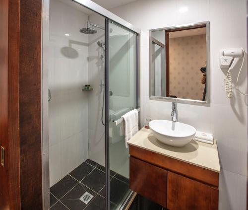 Megaboom City Hotel — Bathroom