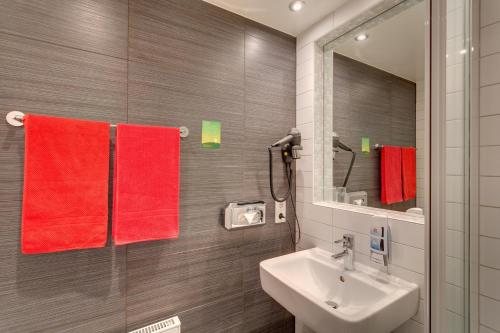 MEININGER Hotel Berlin Alexanderplatz — Bathroom