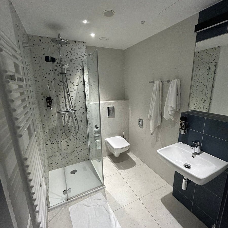 Meininger Krakow Centrum — Bathroom