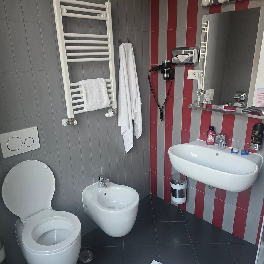 MEININGER Roma Termini — Bathroom