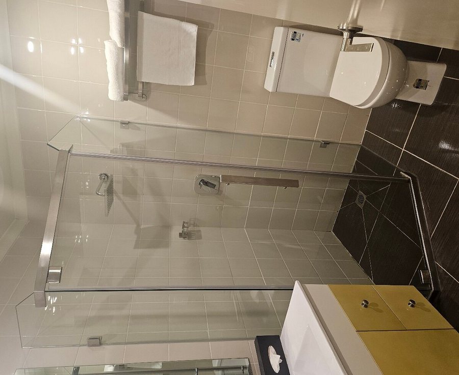 Melbourne Airport Motel — Bathroom
