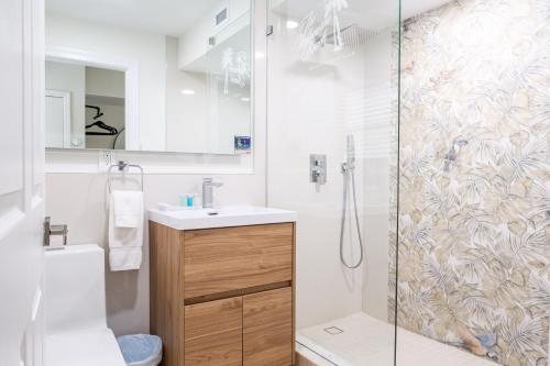 Melbourne Beach Resort Surf Club — Bathroom