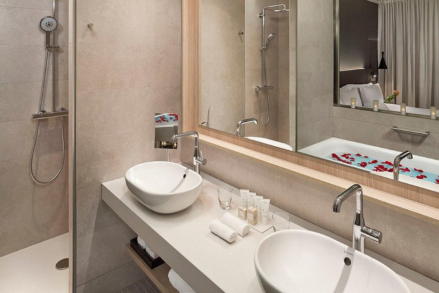 Melia Barcelona Sky Barcelona Catalonia — Bathroom