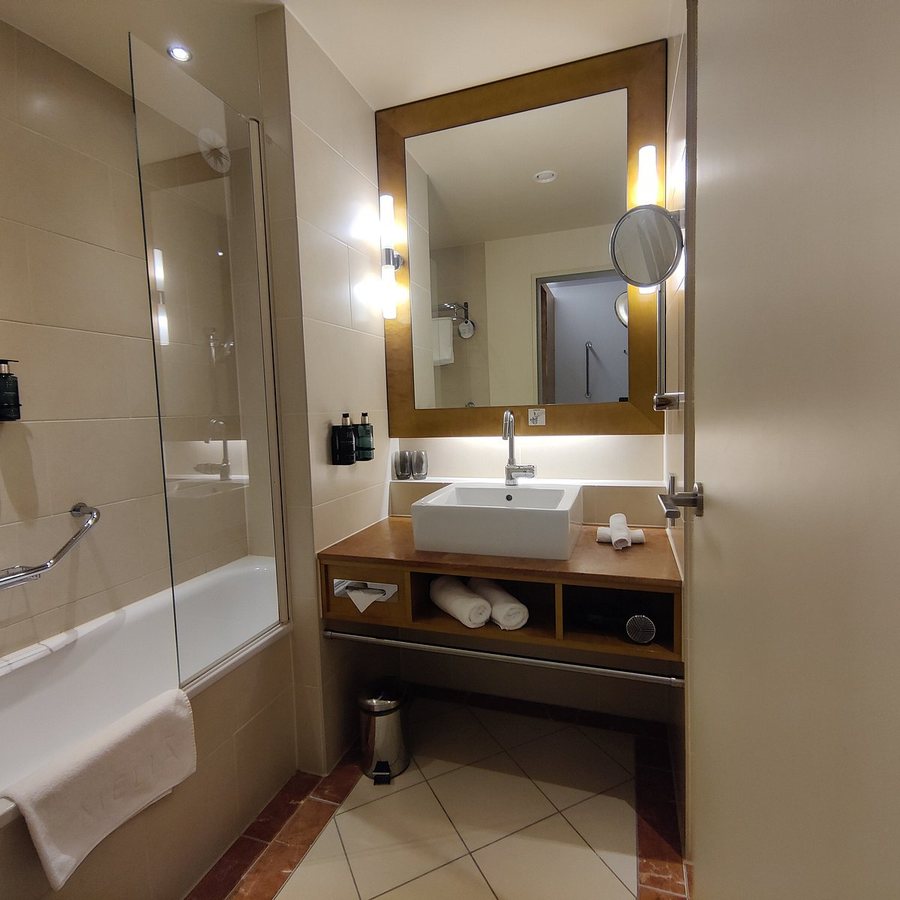 Melia Berlin Berlin — Bathroom