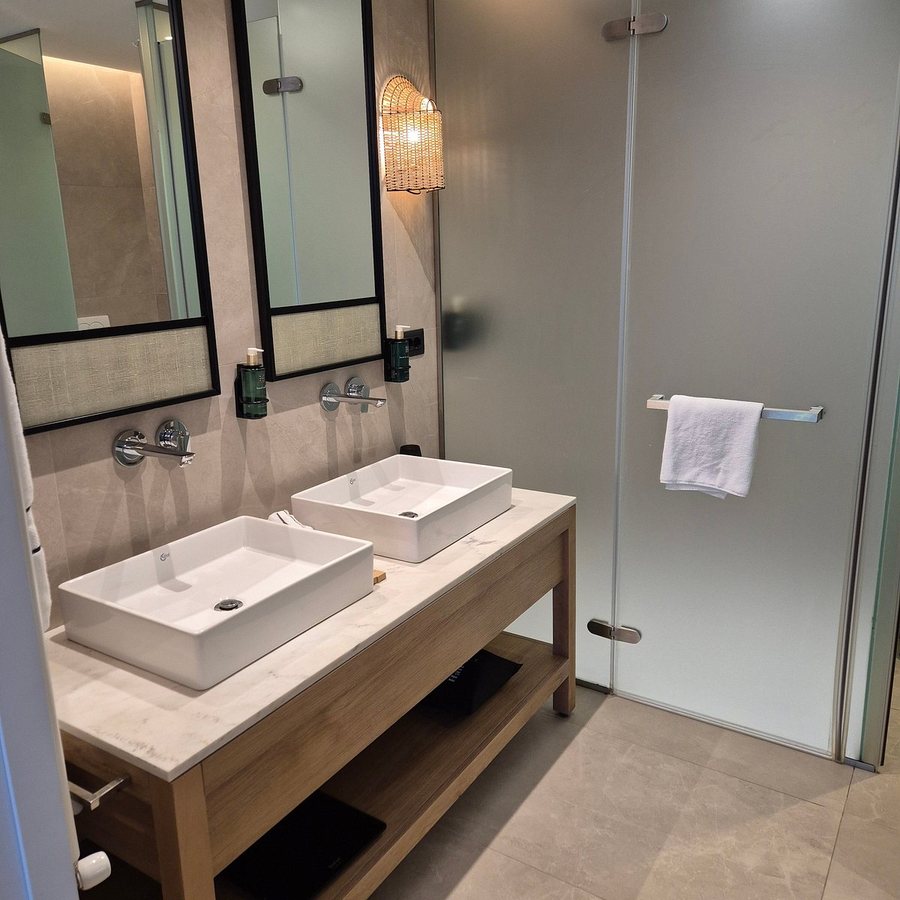 Melia Durres Albania — Bathroom