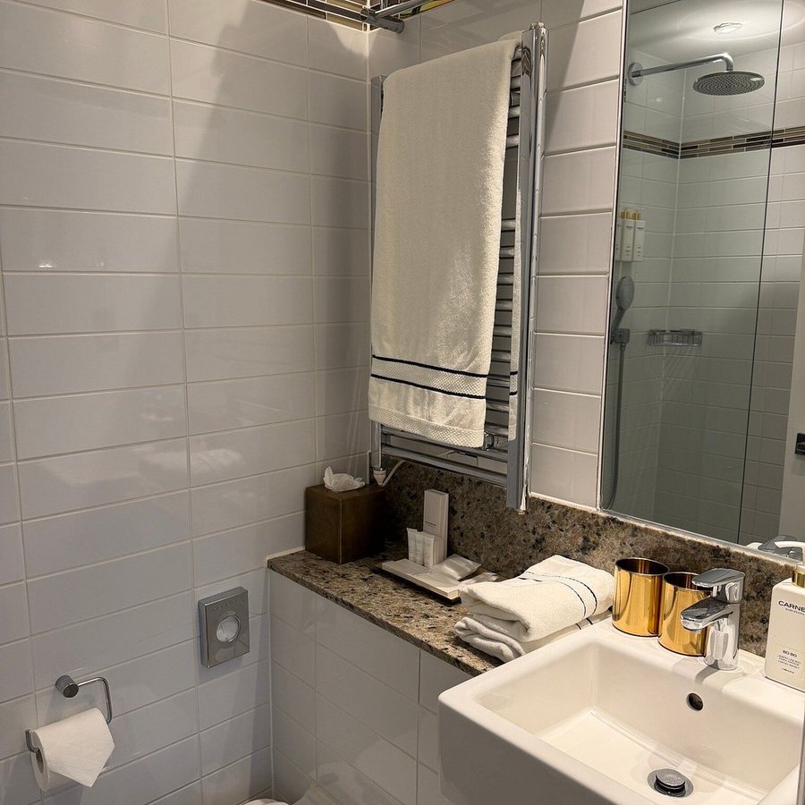 Melia London Kensington Melia Collection — Bathroom