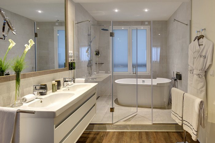 Melia Madrid Barajas — Bathroom