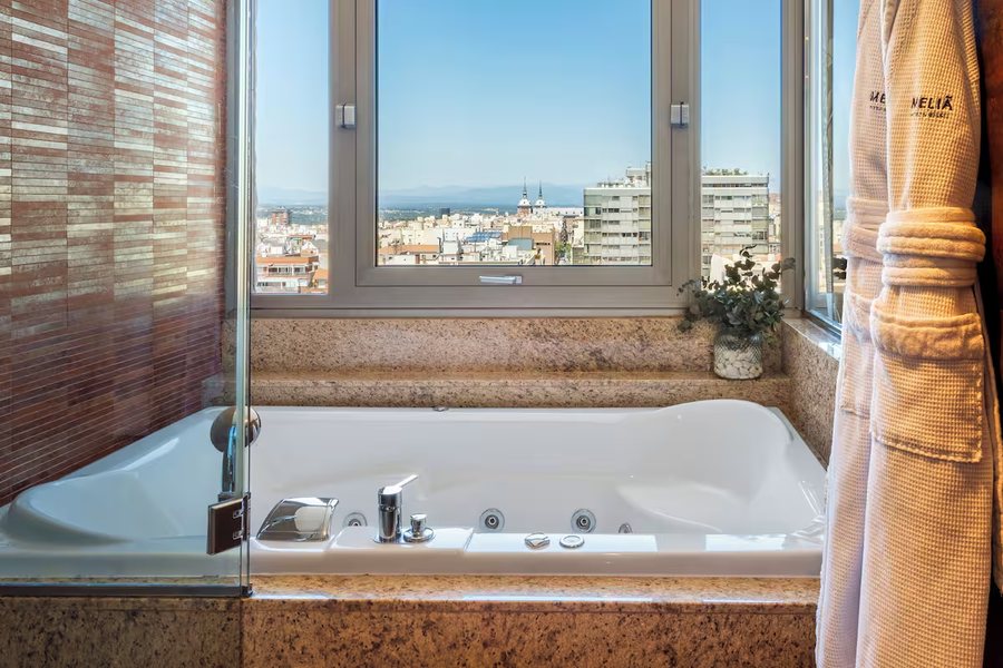 Melia Madrid Princesa — Bathroom