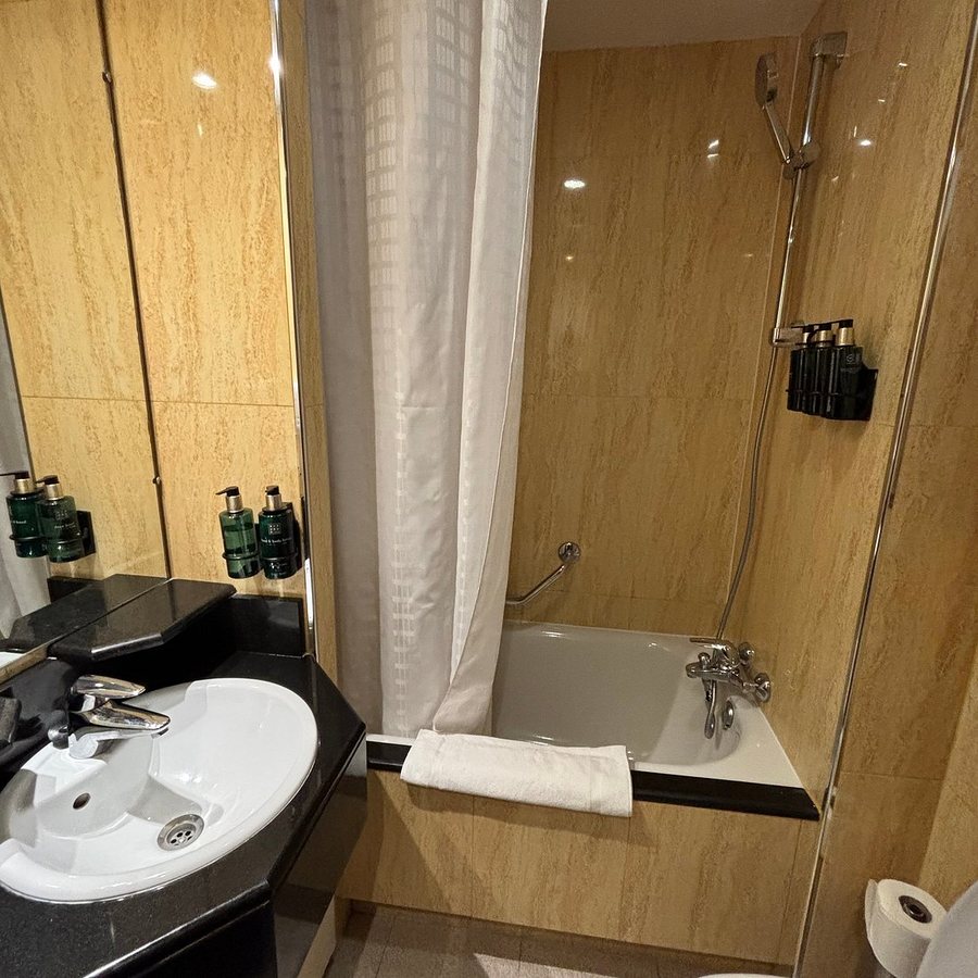 Melia White House — Bathroom