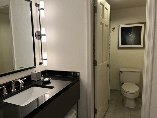 Melrose Georgetown Hotel — Bathroom