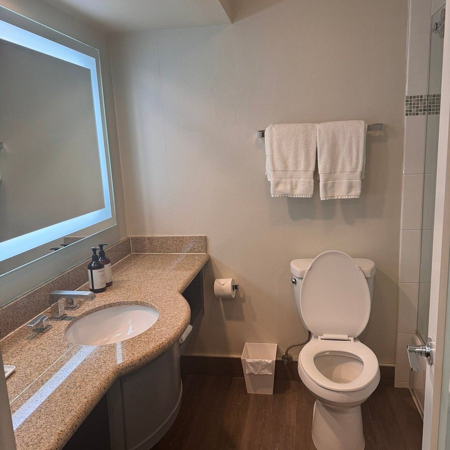 Melrose Hostel Los Angeles California — Bathroom