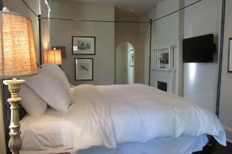 Melrose Mansion — Guest room