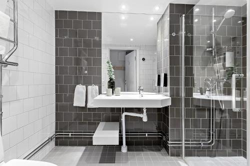 Memory Hotel — Bathroom