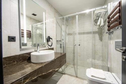 Menar Hotel Suite Istanbul — Bathroom