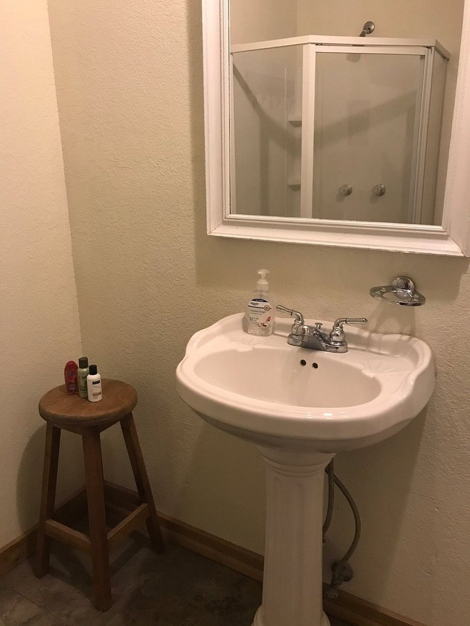 Mendelbaum Winery Guest Cabins — Bathroom