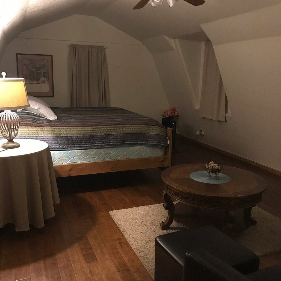Mendelbaum Winery Guest Cabins — Guest room