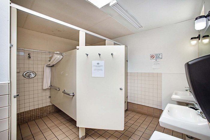Mendocino Redwoods Rv Resort — Bathroom