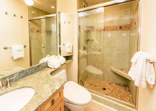 Menehune Shores Resort — Bathroom