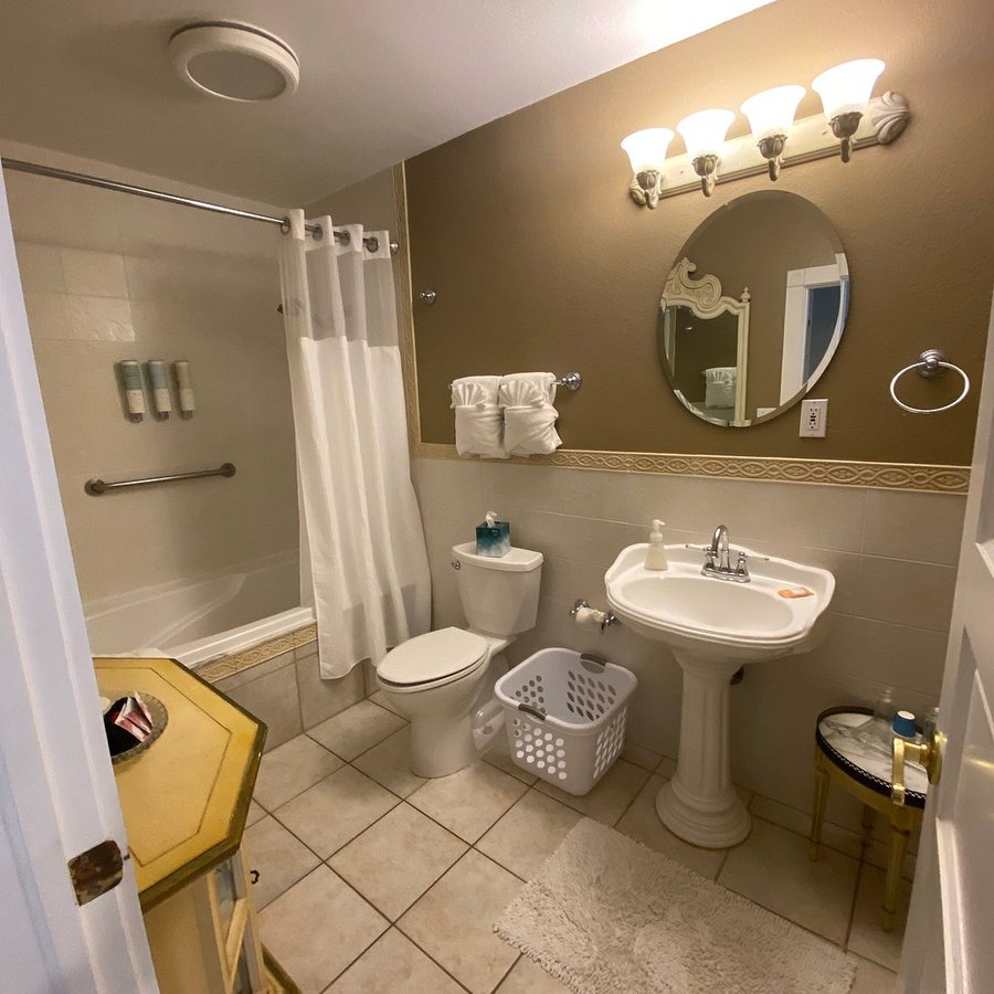 Meranova Guest Inn — Bathroom