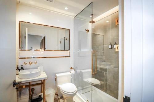 Merchant LES Hotel — Bathroom
