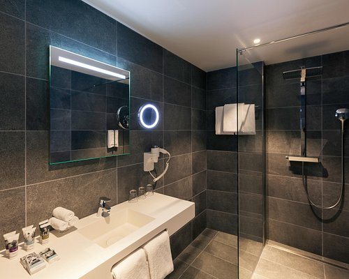 Mercure Amsterdam Sloterdijk Station — Bathroom