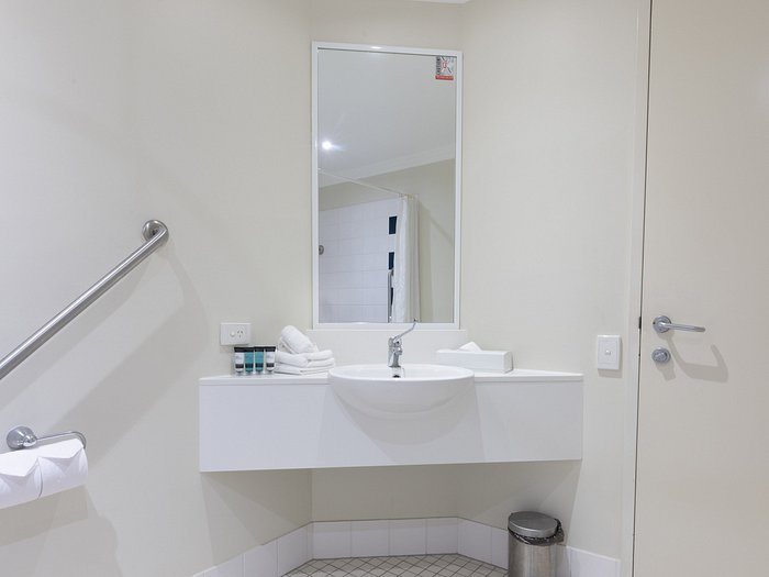 Mercure Brisbane Spring Hill — Bathroom
