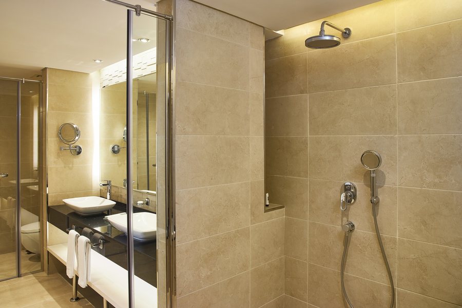 Mercure Dubai Barsha Heights Hotel Suites And Apartments — Bathroom