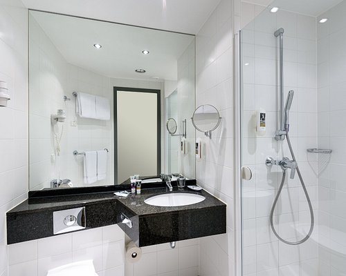 Mercure Hotel Duisburg City — Bathroom