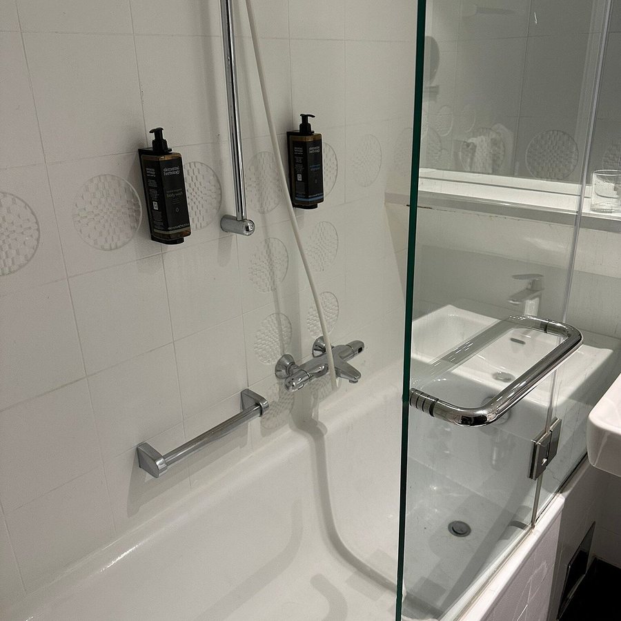 Mercure Hotel Raphael Wien — Bathroom