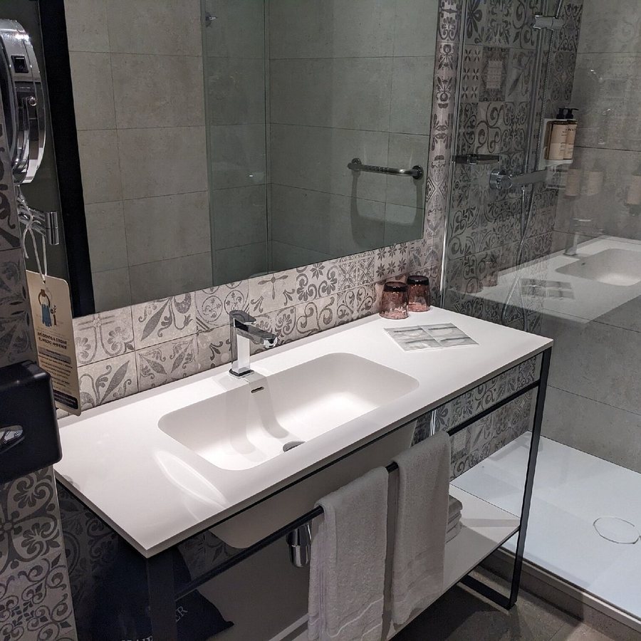 Mercure Madrid Centro — Bathroom
