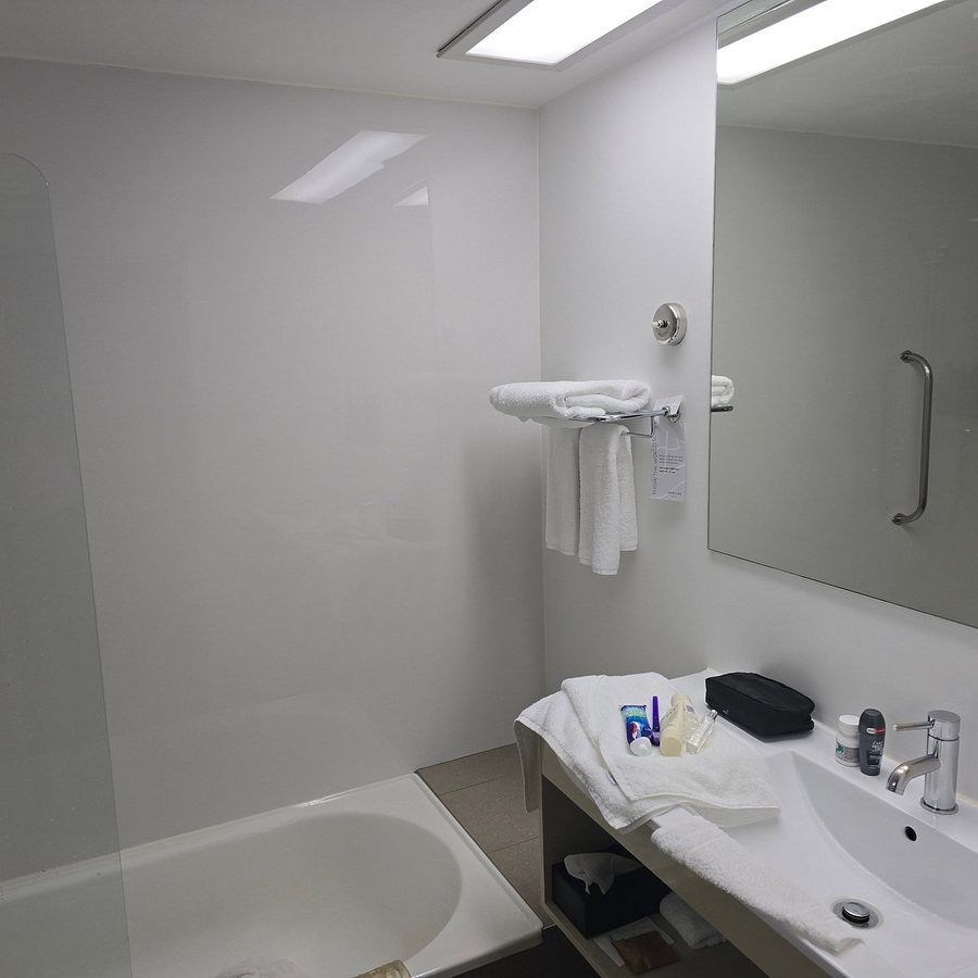Mercure Queenstown Resort — Bathroom