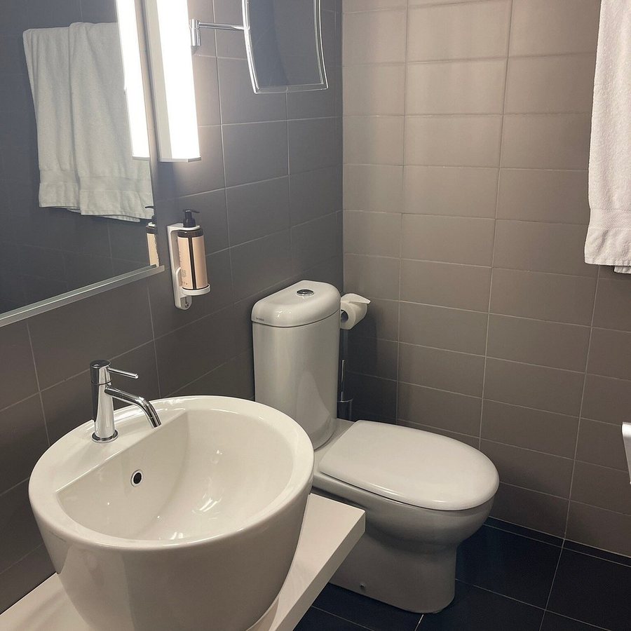 Mercure Rome Colosseum Centre — Bathroom
