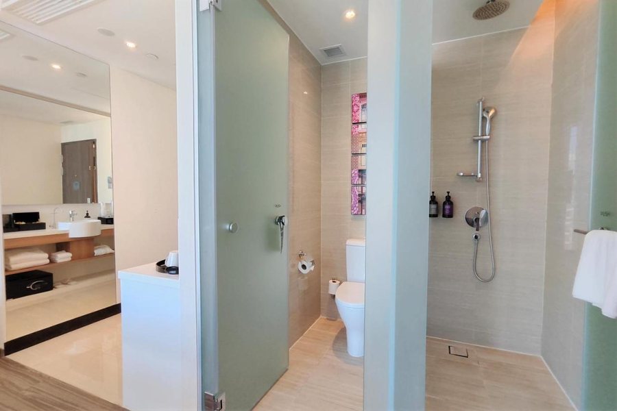 Mercure Singapore Bugis — Bathroom